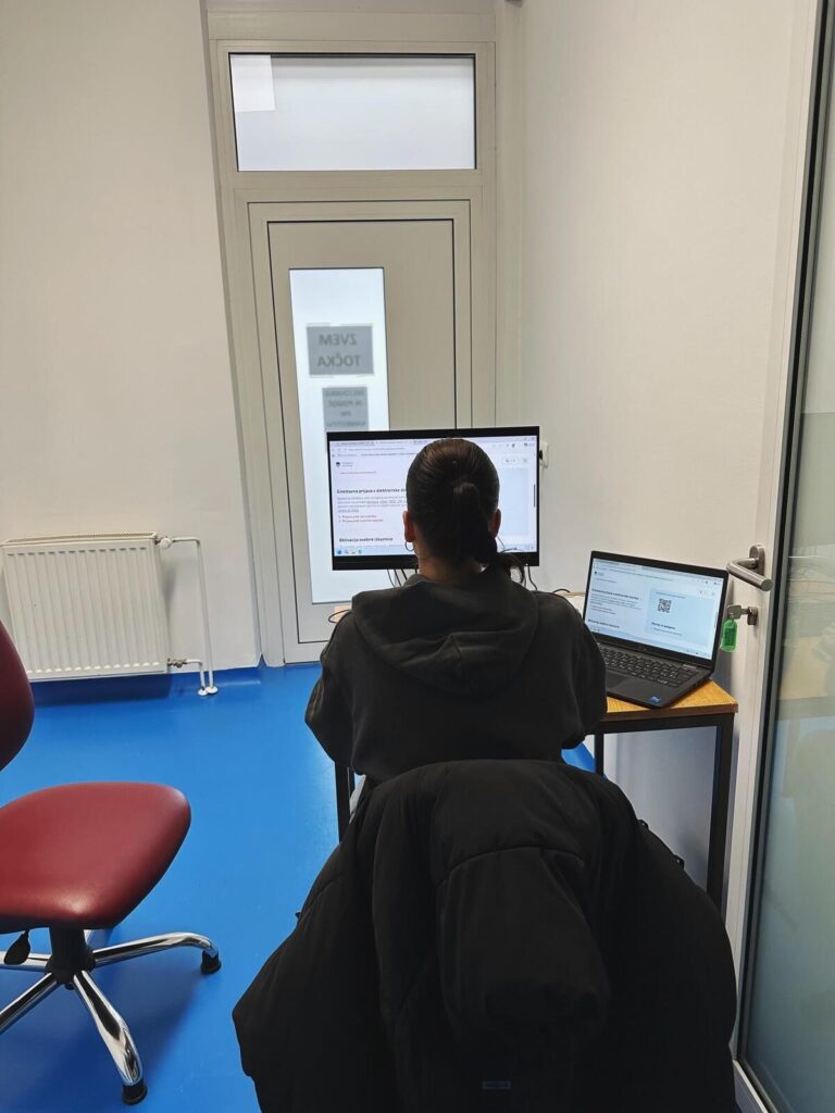 študentka na zVEM digitočki v prostorih ZD